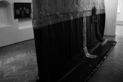 Alonas Stelmanas-obrazy-Mindaugas Navakas-installation-800-x-1204